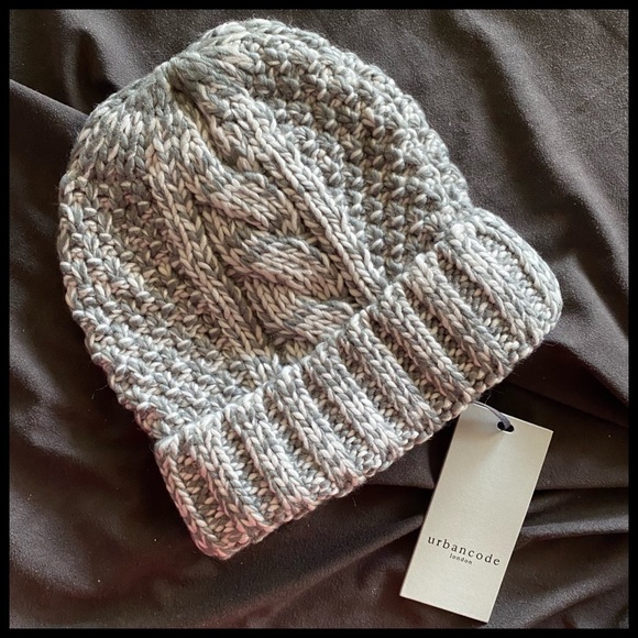 tatymontespr's tweet photo. So good I had to share! Check out all the items I'm loving on @Poshmarkapp from @ctinatrajano @tiannaposhstyle #poshmark #fashion #style #shopmycloset #converse #freepeople #urbancode: https://t.co/Sperbb4kLP https://t.co/nds6sGxdOo