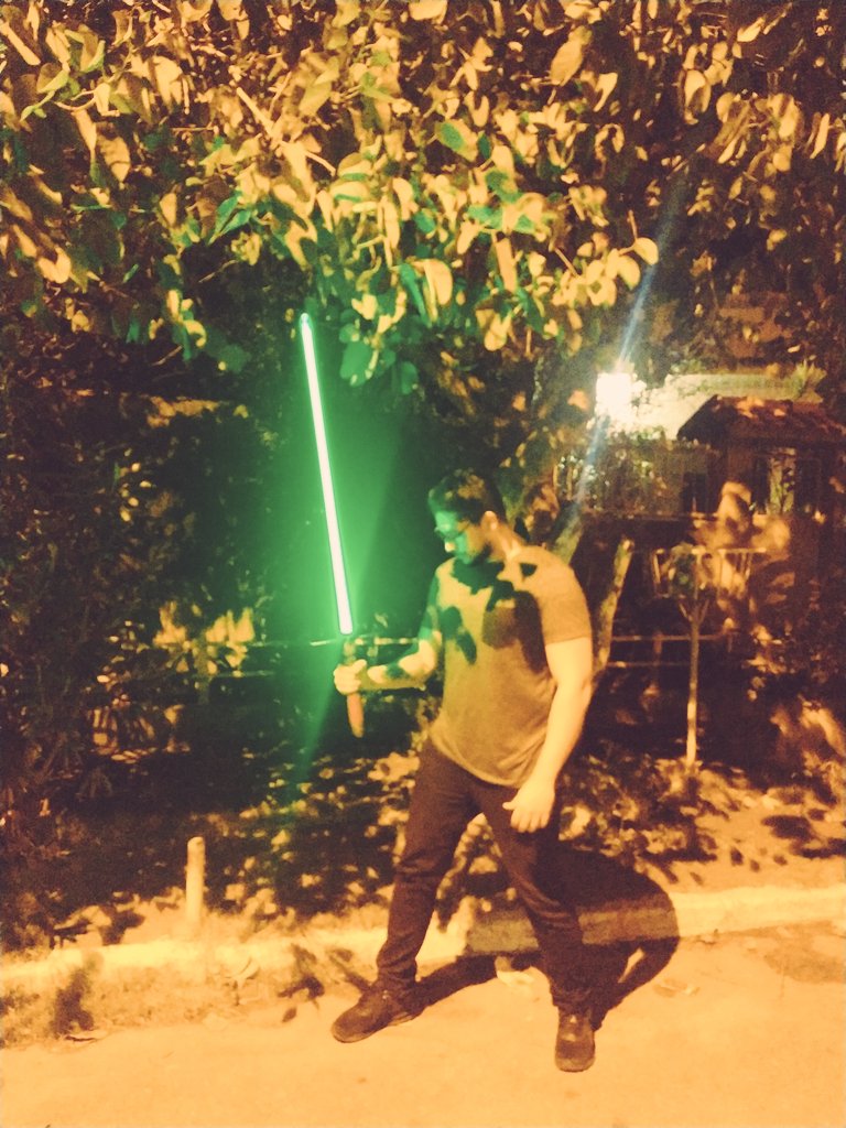 Ai a pessoa fala que tem 10 milhão na conta, é formada em Harvard e cuida de 27 ongs. Eu - Sabia que eu construo Sabres de luz? Olha essa foto que legal 😁 pobre sim, mas com estilo e muito nerd kkkk 😅