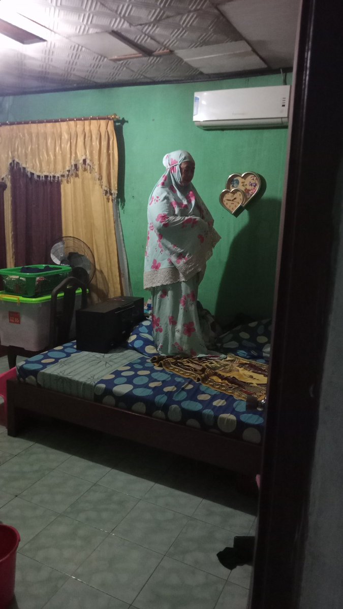 ridjac12's tweet photo. Lagi panik #banjir emak gua tahajud di atas kasur. Laah kita yg lewat kaget! https://t.co/ryoH7tX1Gp