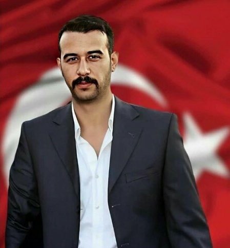 Selam sana ey yılları heba olan genç!
İstikbalim gitti diye yaslanma sakın!
İstikbalin değil ruhun Tanrı'ya yakın!
O yalancı istikbale bir perde indir!
'Gerçek yarın' unutma ki bir gün senindir!