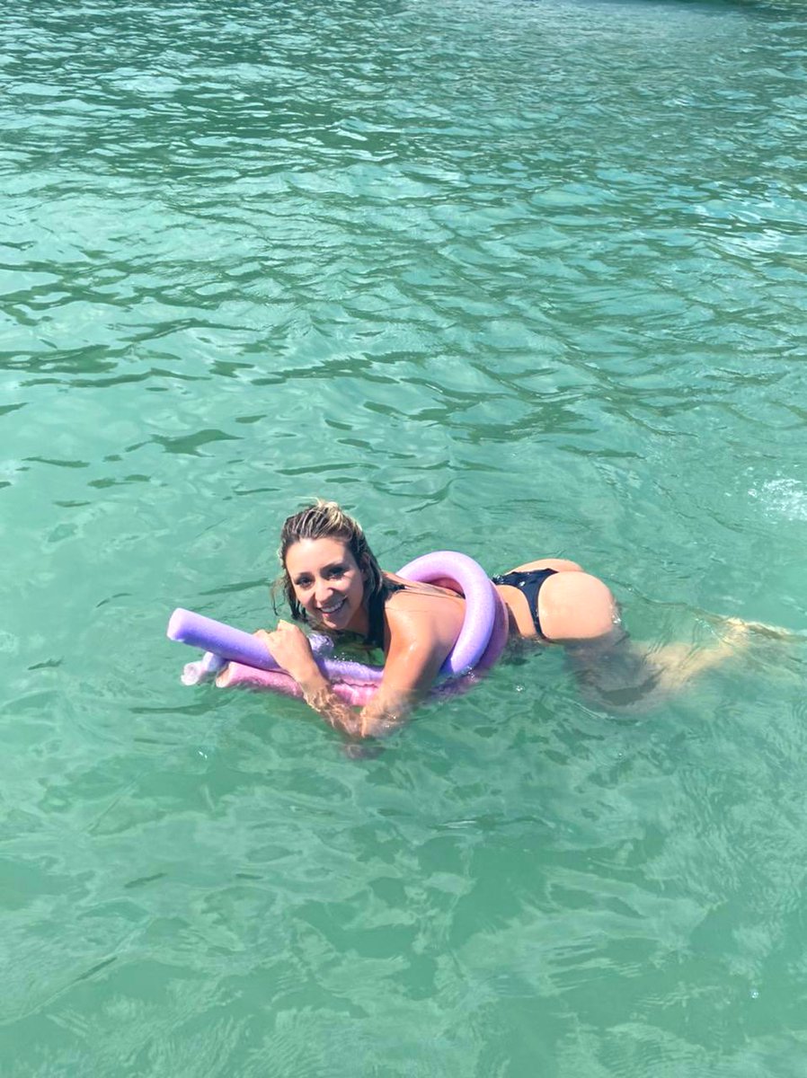 elloisefernanda's tweet image. Aonde queria estar com a minha bundinha 😅 #praiadosingleses #floripa