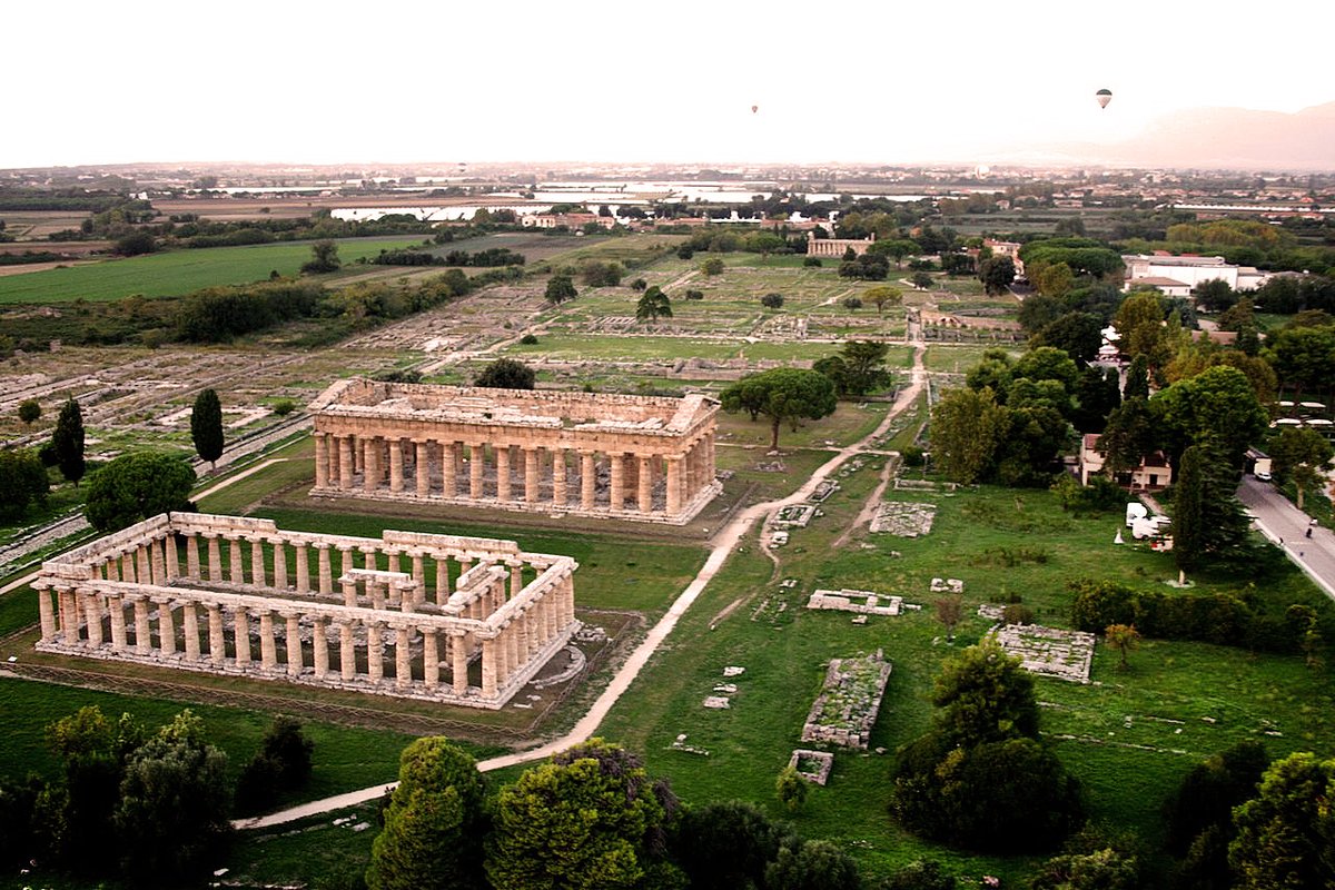 RuidoHistorico's tweet photo. Paestum era o nome romano da cidade grega Poseidonia, dedicada a Poseidon e fundada pelos gregos no século VII a.C. no sul da Itália, região conhecida como Magna Grécia. Sua proximidade com a ciadade de Pompeia cria o passeio perfeito para amantes de história antiga.
#Historia https://t.co/1UqJ2CarQv