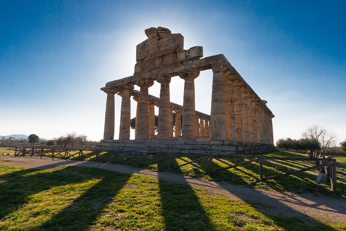 RuidoHistorico's tweet photo. Paestum era o nome romano da cidade grega Poseidonia, dedicada a Poseidon e fundada pelos gregos no século VII a.C. no sul da Itália, região conhecida como Magna Grécia. Sua proximidade com a ciadade de Pompeia cria o passeio perfeito para amantes de história antiga.
#Historia https://t.co/1UqJ2CarQv