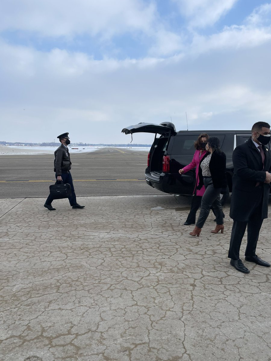 jeneps's tweet photo. Gov. Whitmer (in pink here) rode to the airport with President Biden. They spent about six minutes talking in the Beast after the motorcade arrived at Air Force One. https://t.co/zCnWfvOLCd