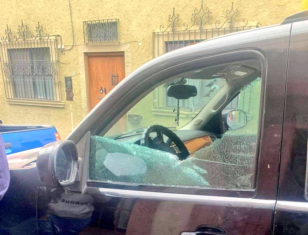 ValorSma's tweet photo. #ViaInbox En la mañana de hoy rompieron la ventana de mi camioneta intentando llevarse la herramienta de mi trabajo, tengan cuidado, si alguien vio algo podrían avisarme, se dará una recompensa, fue en la calle Refugio Sur en San Antonio. Estamos cansados de los ladrones. https://t.co/sRH8SqcVsn