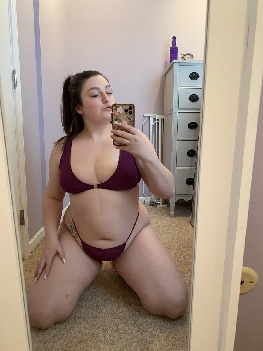 thcknprtty's tweet photo. Cute n curvy 💜 https://t.co/6oTsENtzxM