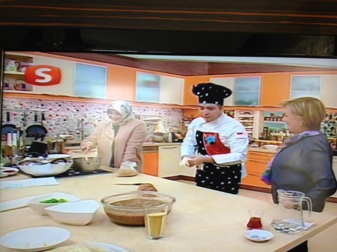 Özlem Zengin
Kimdir diye merak edenler
Kim olacak yahu
Bir zamanlar fetönün Samanyolu TV'sinde
Yemek yapıyordu
Sakın..nasıl olur demeyin
O da kandırılmıştı yahu 😎