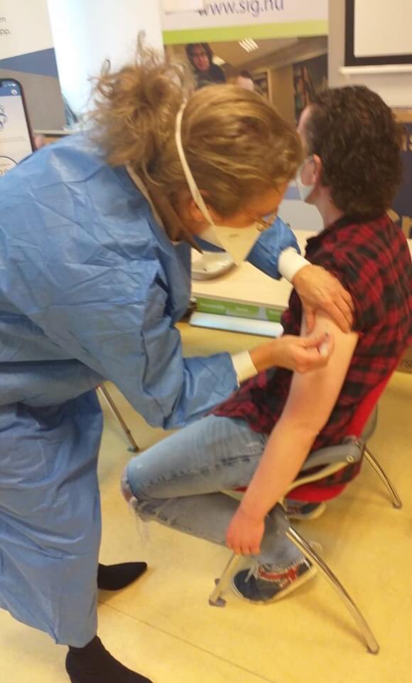 Alle cliënten, wonend bij de SIG in Midden-Kennemerland, kregen nu dan toch – eindelijk – allemaal de mogelijkheid voor een vaccinatie tegen corona! Complimenten aan de Huisartsenpost RKZ voor de organisatie! Op naar regio Zuid Kennemerland! Op de foto Martijn; vol overtuiging!