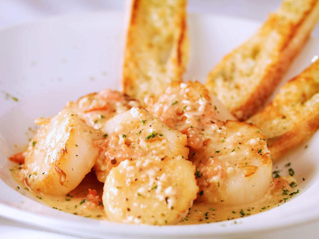 MastrosOfficial's tweet image. There's no need to resist, go right ahead and indulge in our mouth-watering sauteed scallops.