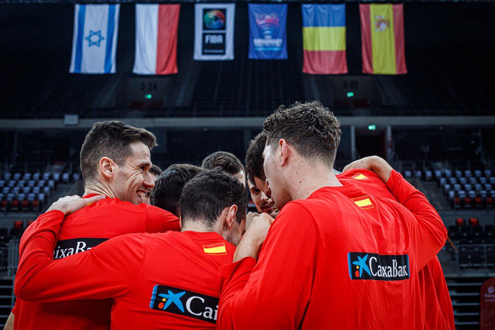 👏🏻 Debut de <a href="/joelparralopez3/">Joel Parra Lopez</a> (4 punts) amb la Selecció Espanyola Absoluta! Felicitats, Joel!

👉🏻 <a href="/Xabi6lopez/">Xabi López-Arostegui</a> (13 val, 13 pts), <a href="/FerranBassas20/">Ferran Bassas Navarra</a> (9 val, 11 pts)

🇵🇱 88-89 🇪🇸
🏀 FIBA Eurobasket 2022 Qualifiers

📸 <a href="/FIBA/">FIBA Basketball</a> | #BadalonaÉsFutur