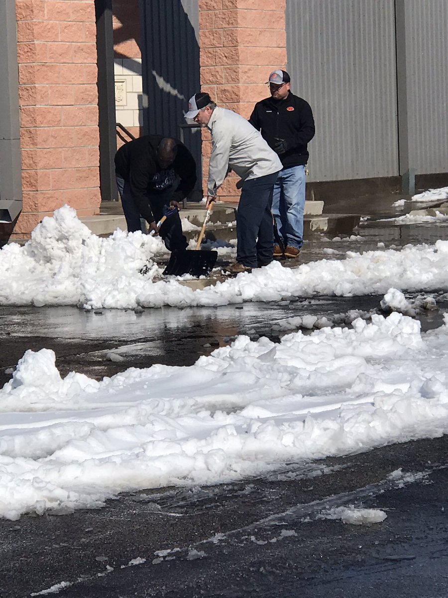 BISDFacilityDir's tweet photo. Here is some of the crew removing snow and Ice from walks and entryways. https://t.co/aRnewK60BV