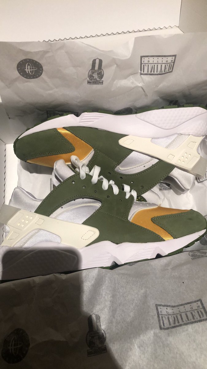 K22NAL's tweet photo. @Stussy @Nike Don’t understand how there are so many glue marks on this trainer especially the front toe box !! Given the fact they are a limited release they should be checked before hand. #stussy #Nike #huarache #nikehuarache https://t.co/dpzI3Yg0or