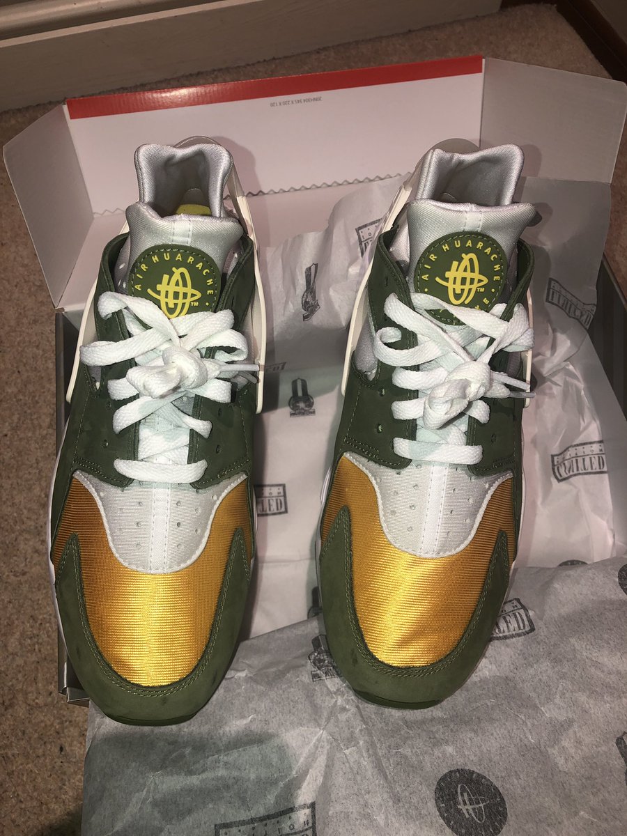 K22NAL's tweet photo. @Stussy @Nike Don’t understand how there are so many glue marks on this trainer especially the front toe box !! Given the fact they are a limited release they should be checked before hand. #stussy #Nike #huarache #nikehuarache https://t.co/dpzI3Yg0or