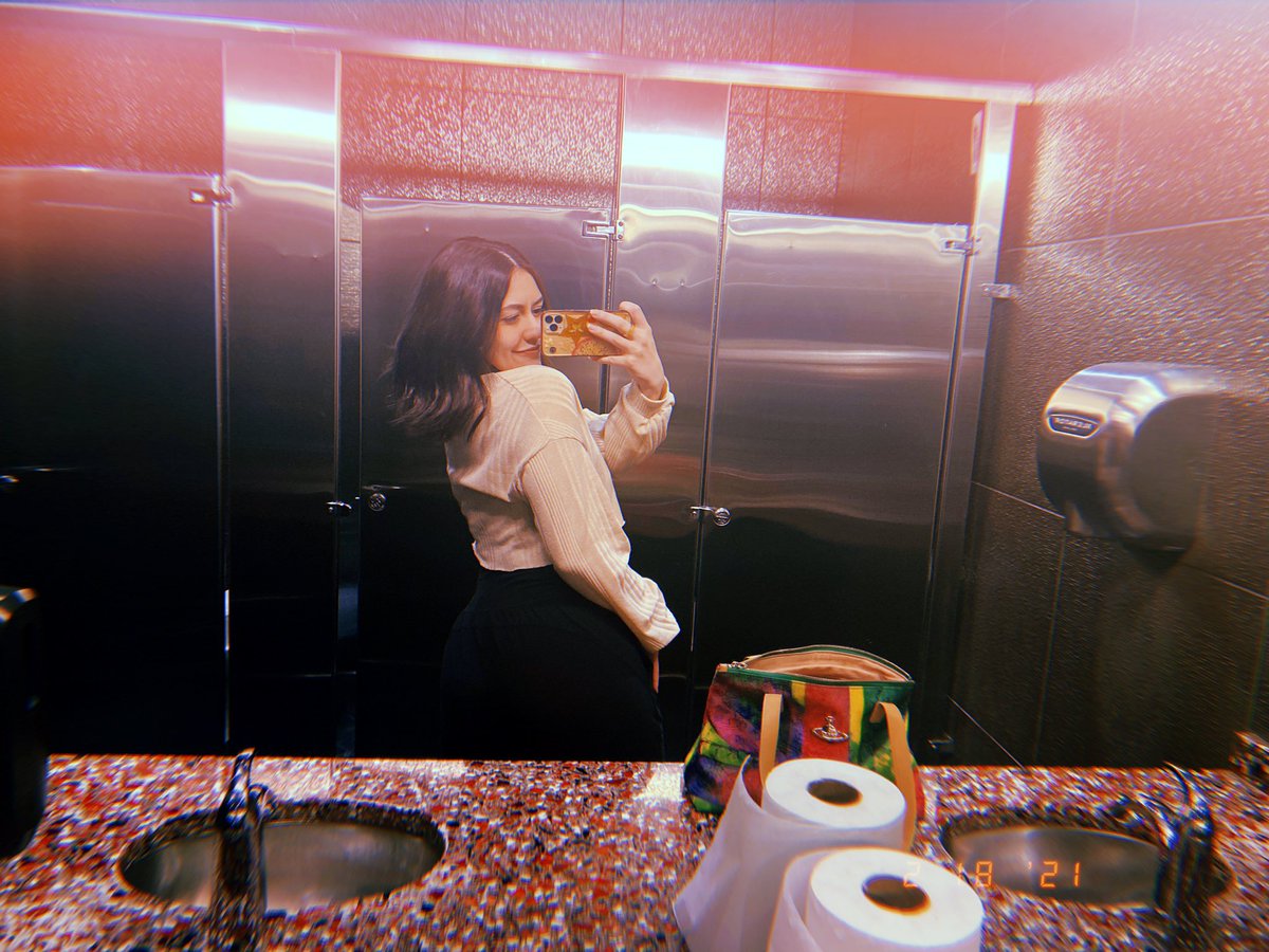 MelissaMars2's tweet photo. mirror mirror on the wall https://t.co/s4wC3ilfEN