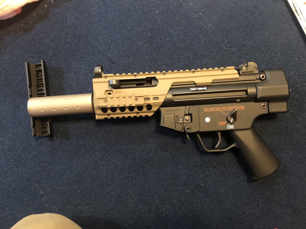 bacachin138's tweet photo. ちょっとずつだ…ちょっとずつカスタムしていくんだぜ…
#サバゲー #初心者
#MP5KHC
#カスタム
#ハンドガード
#サイレンサー https://t.co/jHmo6cuyz6