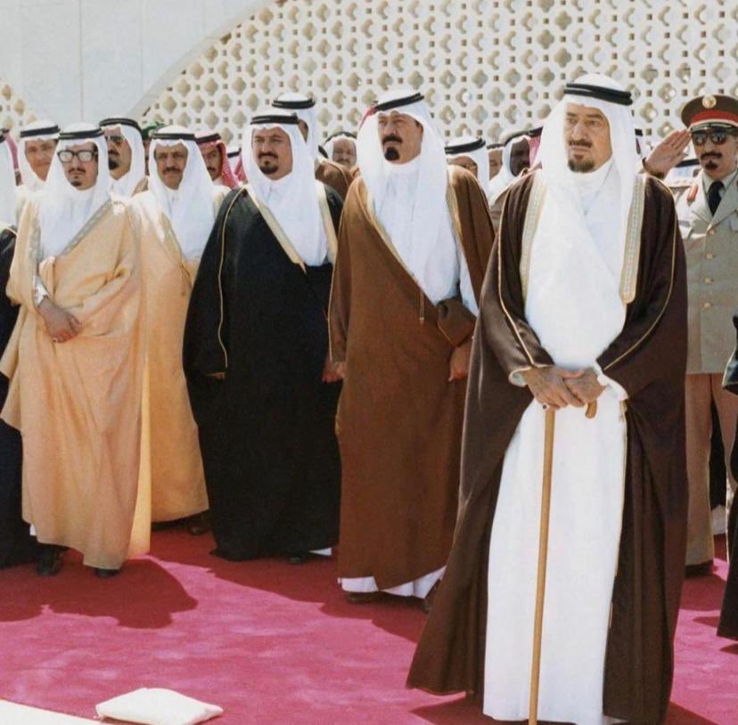 829_mliar's tweet photo. الآدمي لو عاش ... تاليه " تابوت "
سبحان من في يديه تدبير الأقدار

له حزتن موته يبا يسبق الصوت !
ما تنفعه سلطه ، ولا يمنعه جار

تلبسوا الأكفان من لبسوا بشوت
وعقب القصر غير القبر ما لهم دار

ما كنّهم عاشوا على العزّ  يا الموت
عزالله إنك صدق ( قصاف الأعمار )

#محسن_العصيمي https://t.co/42pIjO1lLy