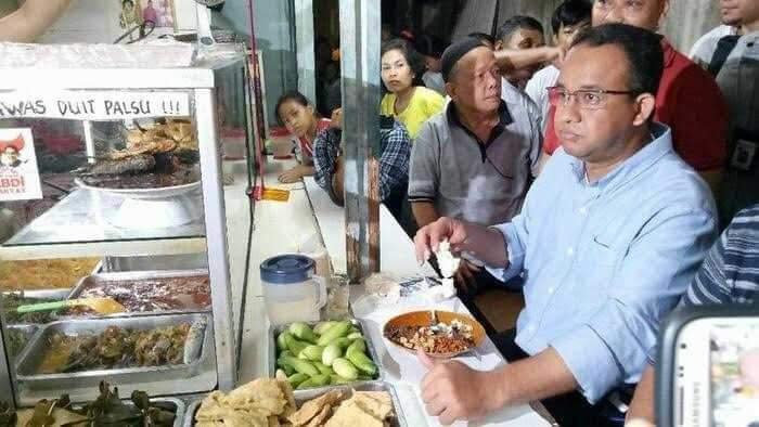 hotradero's tweet photo. Lagi enak-enak makan, ada yang ngomong: "Pak rumah pompa nggak jalan" https://t.co/smB0EERM4C