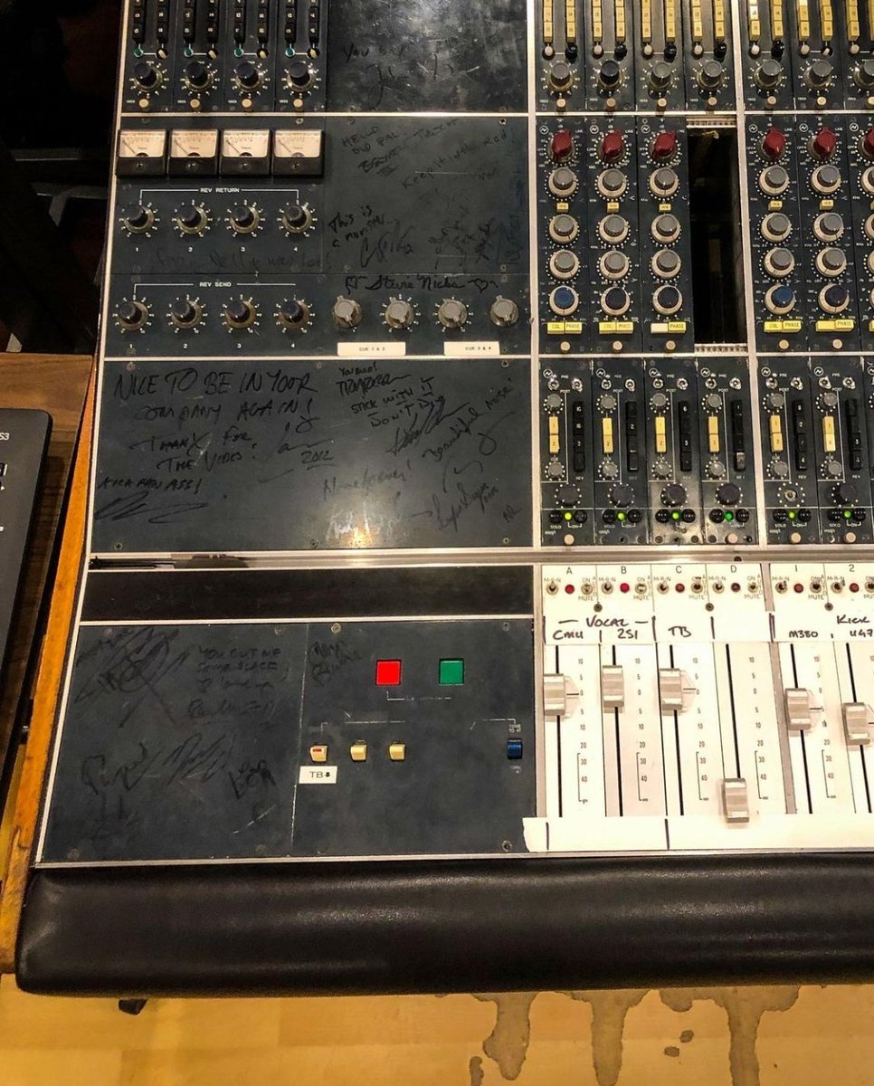 FreaQ_Show's tweet photo. #FaderFriday - Neve 8028 console @Rupert_Neve #RipRupertNeve πποΈποΈποΈ https://t.co/eIhDXSVlN1