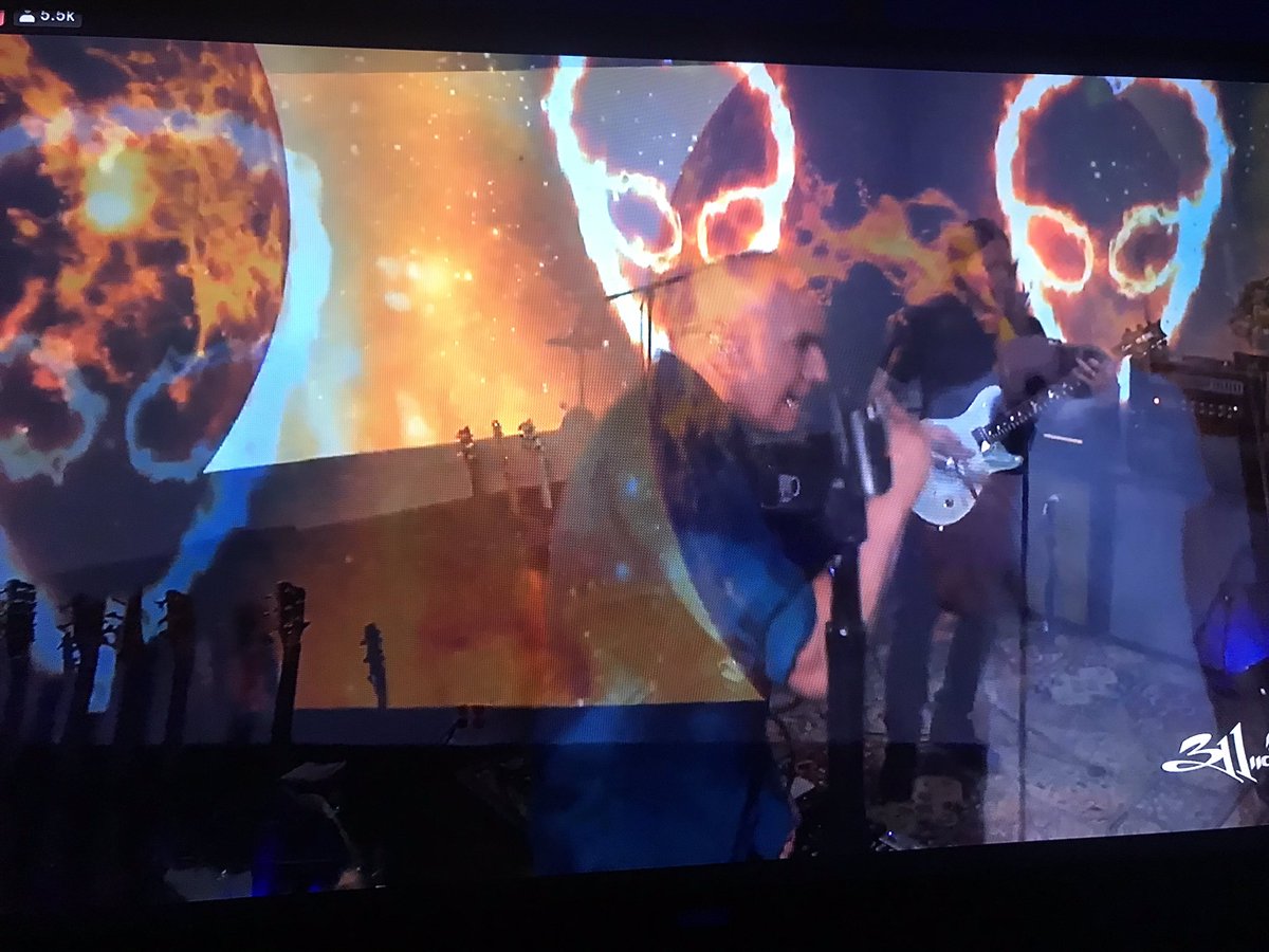 salsa_81's tweet image. This pic is nuts! Look where @NickHexum ‘s body is! 👽🔥
@311 #311streamsystem #blue #firewater 🔥💦