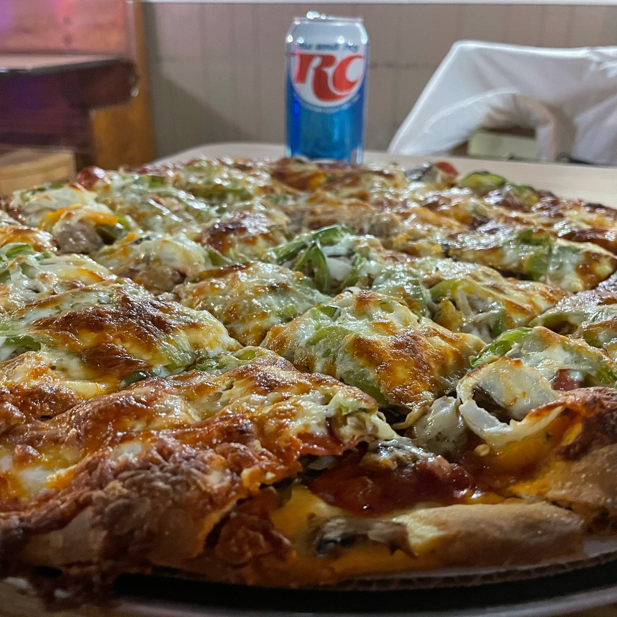 Joe’s Pizza In Wheeling. 

Tavern Style &amp; RC.

Would you like an end,
a middle, or a side piece?

#ChicagoHistory 🍕