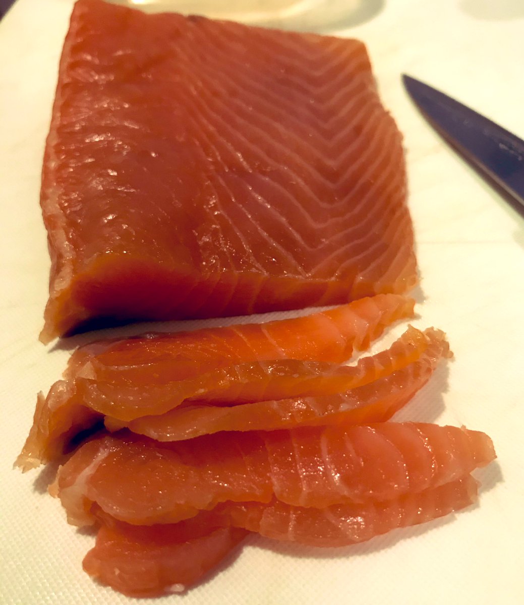 千葉っ子アウトドアーズ どうも べっちゃんです この前上げたスモークサーモン の仕込み 完成しました 美味しく出来ました 初めての冷燻でスモークサーモン 良い感じ 2枚目の左は生ハム これも自家製です 今年の燻製始めは冷燻からのスタート