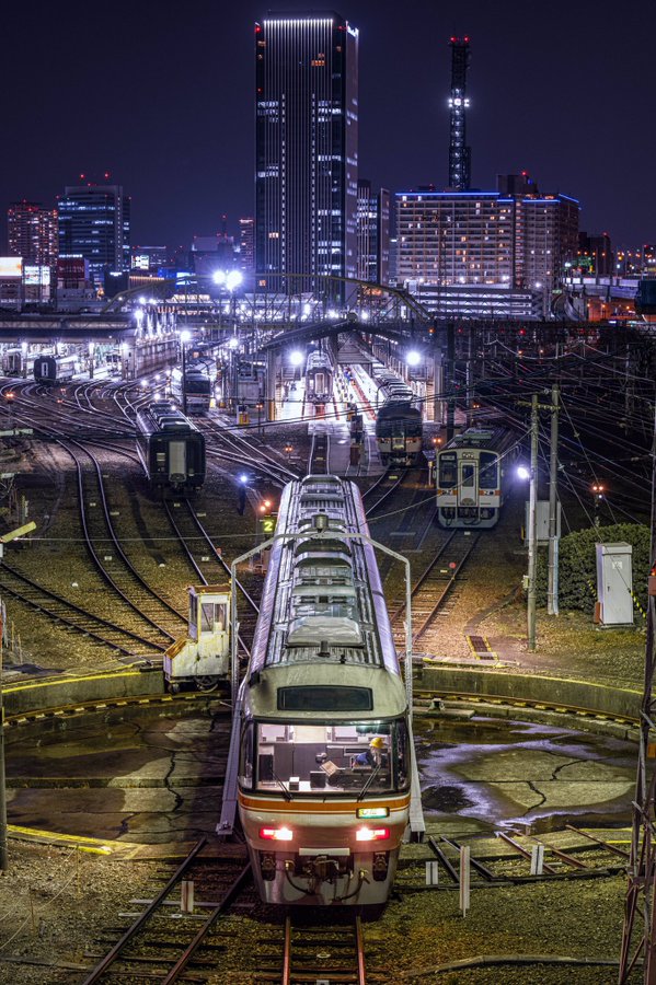 まるで 銀河鉄道999 の世界だ 夜の名古屋で撮影された 幻想的すぎる写真に反響 全文表示 Jタウンネット