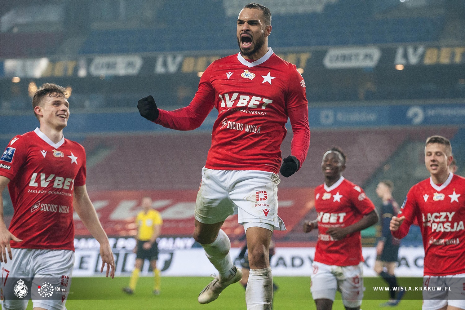 VIDEO: Con golazo de Felicio Brown el Wisla Cracovia derrota al líder en  Polonia