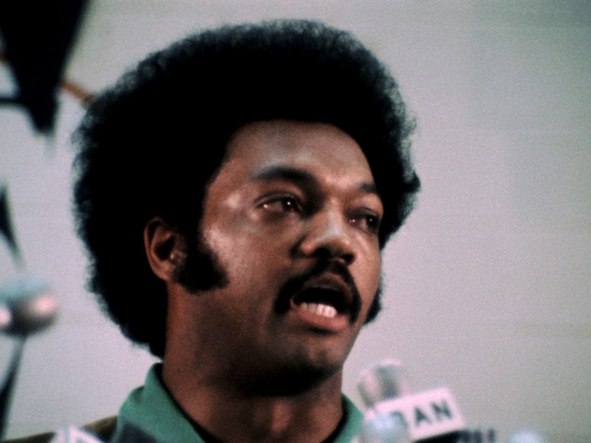 Fareedonfilm's tweet photo. When the Reverend Jesse Jackson takes the stage of the 1972 National Black Political Convention, he speaks of #Nationtime.
The camera catches him at a low angle, surrounded by microphones.
The media amplifies struggling fighters, making them larger-than-life.
#freedomflicks https://t.co/kIBvU2OhZj