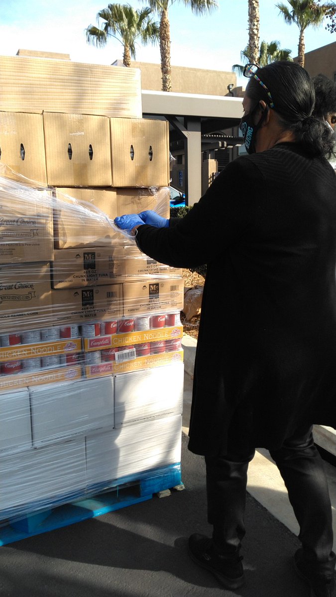 CAPSanBernardin's tweet photo. Last week on February 11, 2021 we collaborated with Helpful Honda to distribute food, PPE supplies and special Valentines Day gifts to the Seniors at Benjamin Jones Resource Center. We served over 100 Seniors at this event.
#capsbc #capsbccares #communityactionpartnership https://t.co/3G6DBVi8lf