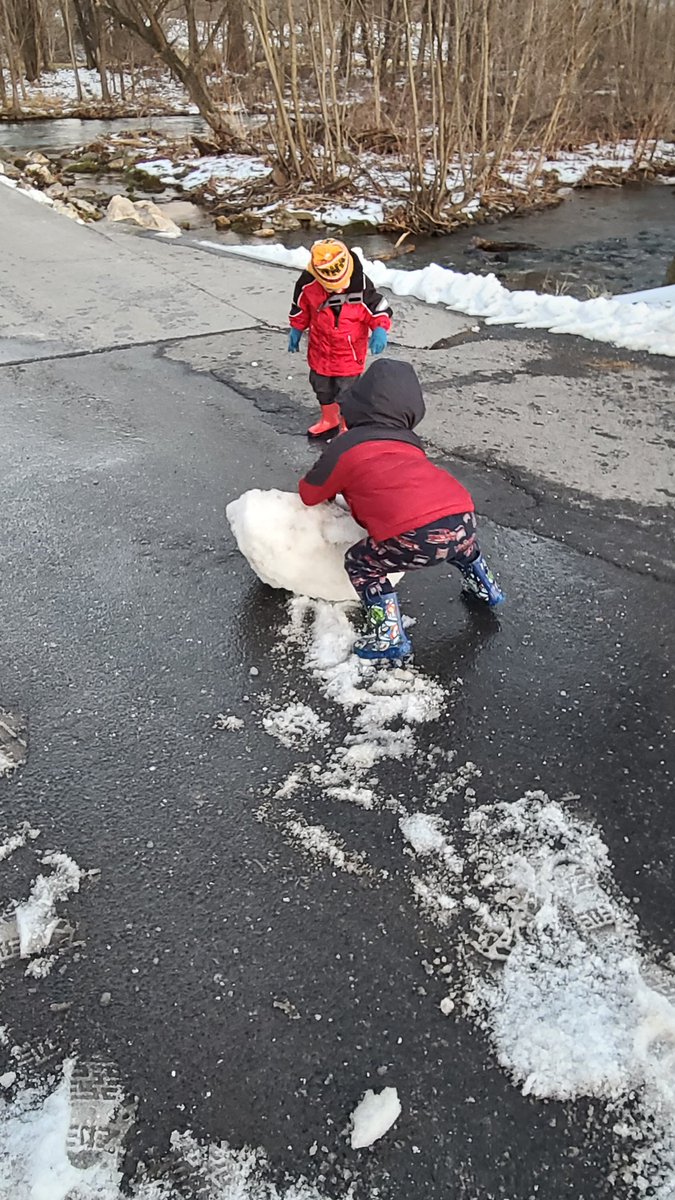 IsleOfFitness's tweet image. Me and the guys doing guy shit. 

The boys enjoyed me picking up massive ice balls and chucking them in the river. 

I enjoyed them enjoying this while pretending they were atlas stones. 😆😆

#GoodForm #1RM #ROM