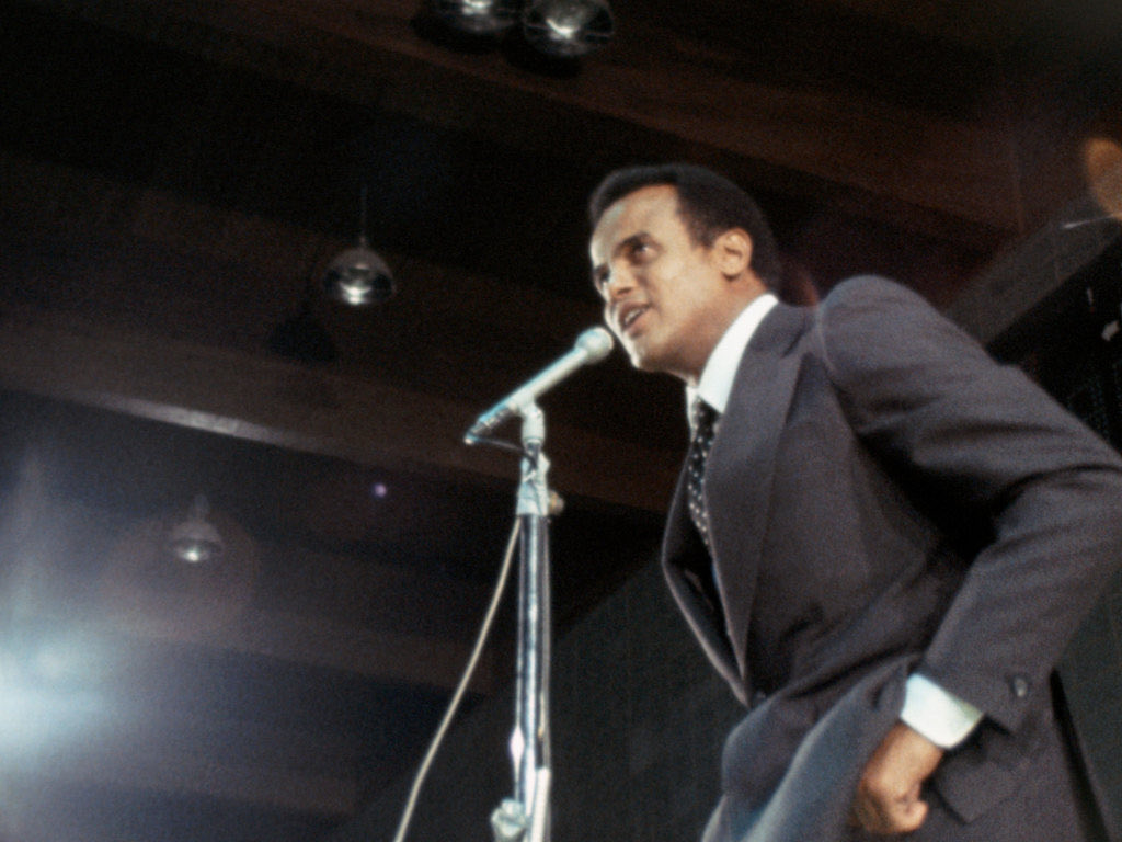 Fareedonfilm's tweet photo. We see actor Harry Belafonte in a fur coat in #Nationtime against this Langston Hughes verse:
“Because my feet
Are gay with dancing
You do not know
I die?”
Is this a gesture to the pain of being seen as a benign representative of an oppressed community?
#FreedomFlicks https://t.co/cRQGFJsTK9