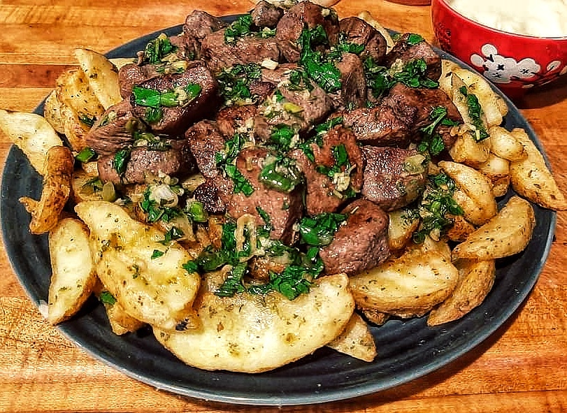 CreativeOmnivor's tweet photo. Venison steak bites on a bed of steak cut fries with a horseradish mayo dip. @deermeat4dinner #snacktime #whenhungerstrikes @stevenrinella #Foodie #RecipeOfTheDay https://t.co/Ww2q1A1drC