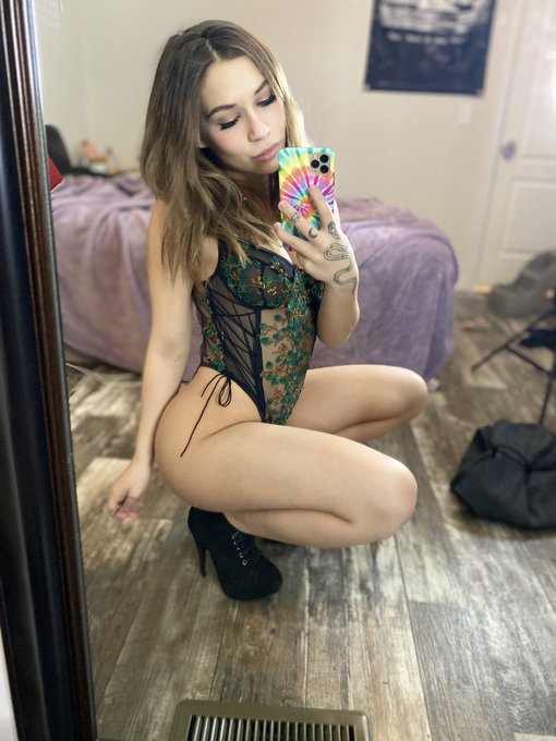 Delilah🌞 - Happy Friday ✨❤️ https://t.co/x0S0owwoPH ❤️✨ https://t.co/BdXzIQ1b6s