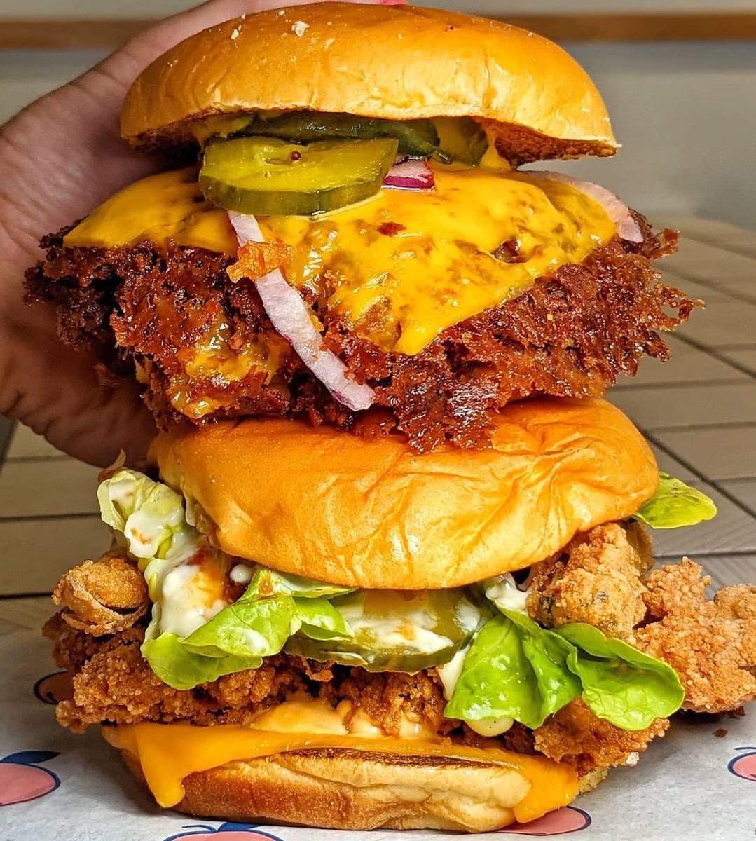 food_porn's tweet photo. Stacks of snax from @thepeachpitbar 🍔
Which one are you eating? 🤷🏽‍♂️🤔 #foodporn #food https://t.co/UQrvinWwvU