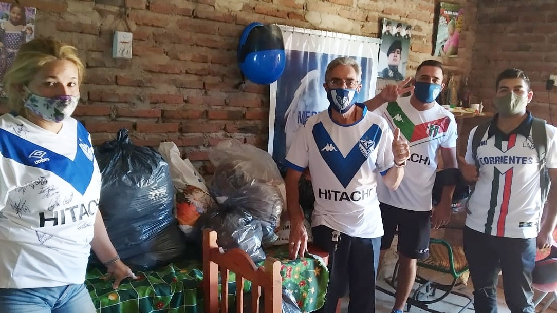 PVelezanas's tweet photo. Esta tarde, la peña @ElFortinDeCtes acercó donaciones de ropa al merendero #MisAngeles. Una vez más, la peña reafirma su compromiso solidario, representando al club desde la ciudad de #Corrientes.
#PeñasSolidarias👫 #Vélez⚪🔵⚪
#VamosLasPeñas💪 https://t.co/xjE4pAazy2