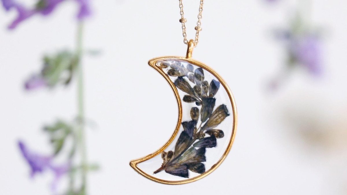 Describe this pressed lavender necklace in one word. We'll go first: dreamy ✨ etsy.me/3udxyxX