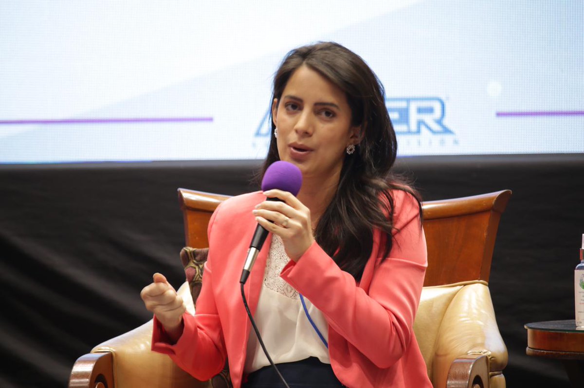 ClaudiaOrtizSV's tweet photo. La #corrupción no solo tiene que ver con el dinero sino con los intereses y con las decisiones. Por eso proponemos una ley que obligue a los #diputados a declarar sus intereses y los vínculos que pueden afectar su imparcialidad.
#VotaVamos #Casilla1
#DebateAsder https://t.co/bBMVI0FQ2J