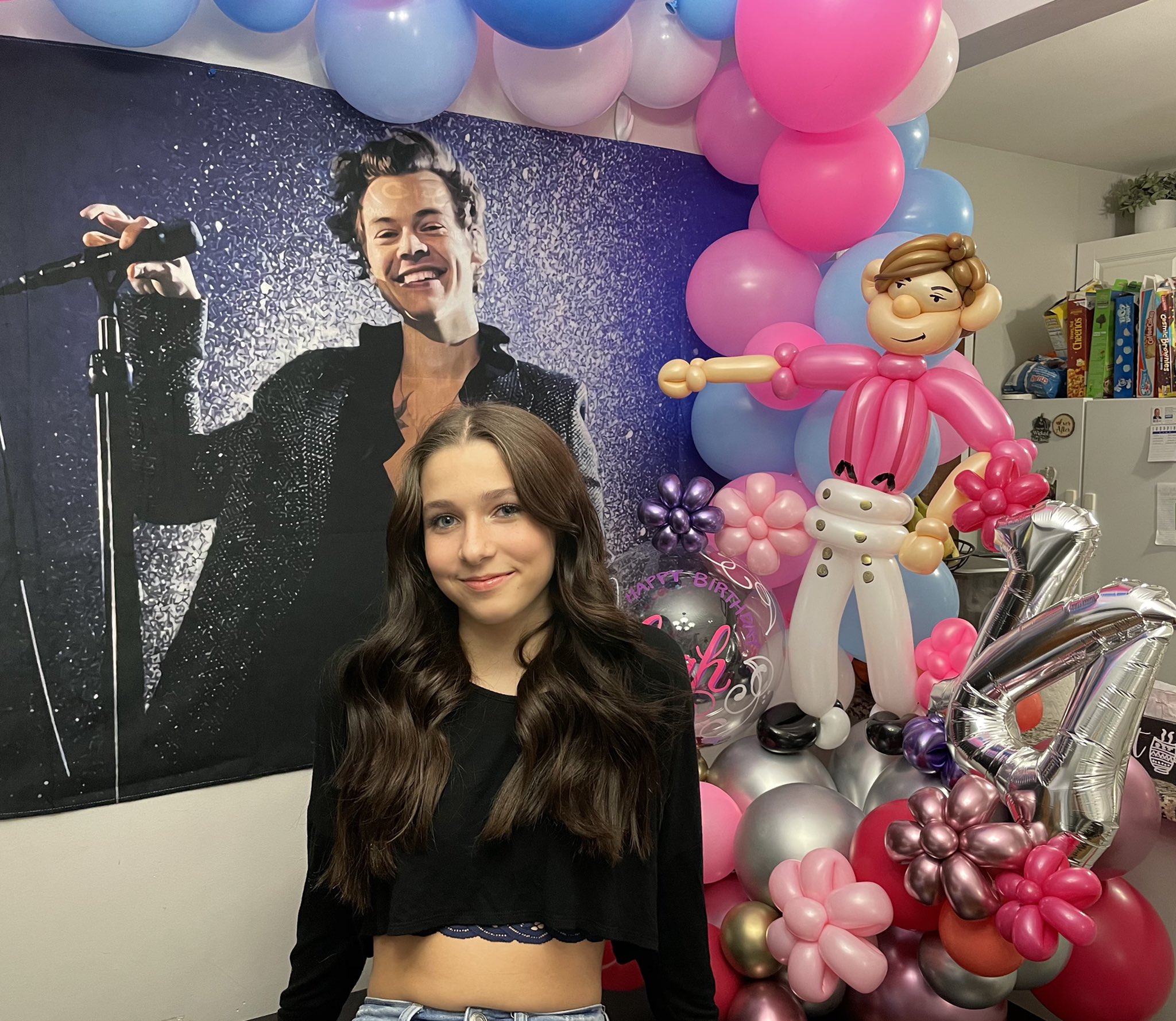  Hey Harry my daughter is your biggest fan can she get a Happy Birthday it would make her day..... 