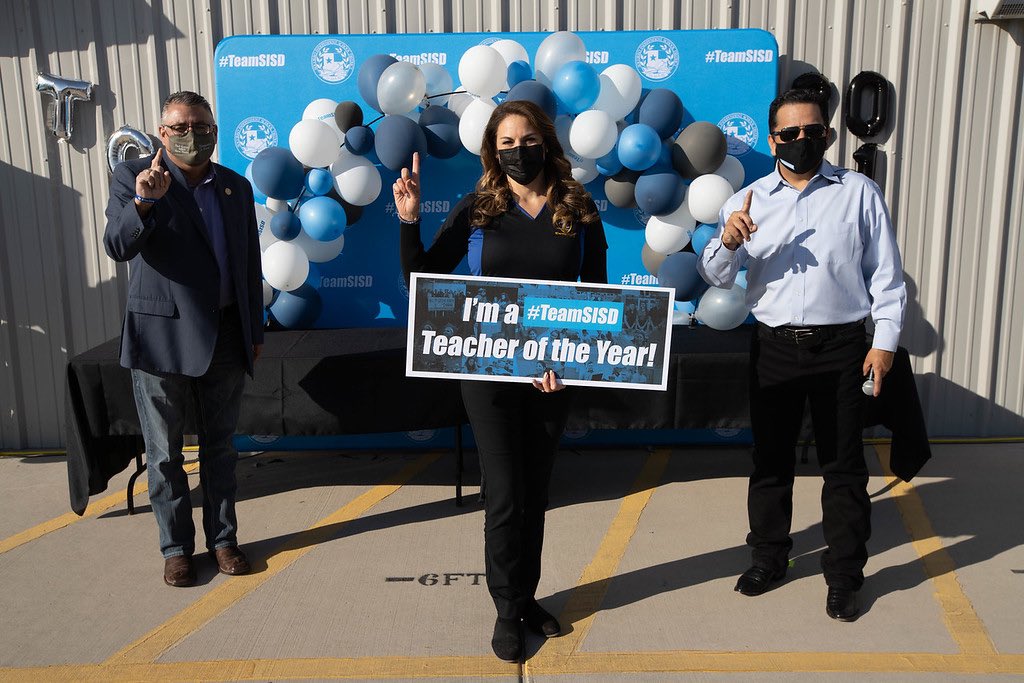 CVelaCommEd_ADM's tweet photo. 🦅Congratulations to Mrs. Gonzalez VDS teacher of the year. #TOY Beautiful inside and out ❤️We are so proud to have you as part of our team. #GreatnessWithinUs #TeamSISD https://t.co/tGgmglQXik