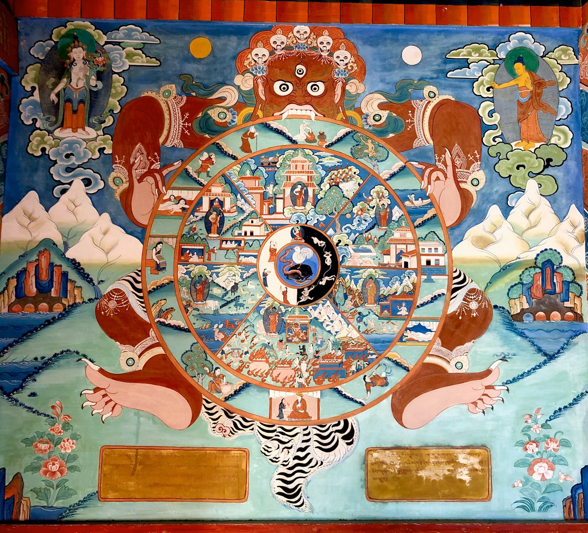 ネパール仏教寺院は外観の真っ白さと対照的に中には極彩色の六道輪廻図