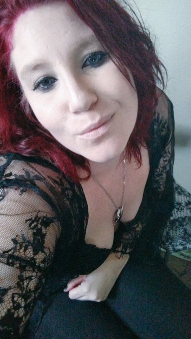 Happy payday pups. I'm selling content tonight. My good boys know what to do 💋 https://t.co/NrXrxiKG