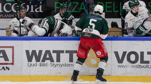 LKemp42's tweet image. Old Time Hockey baby. #hipcheck