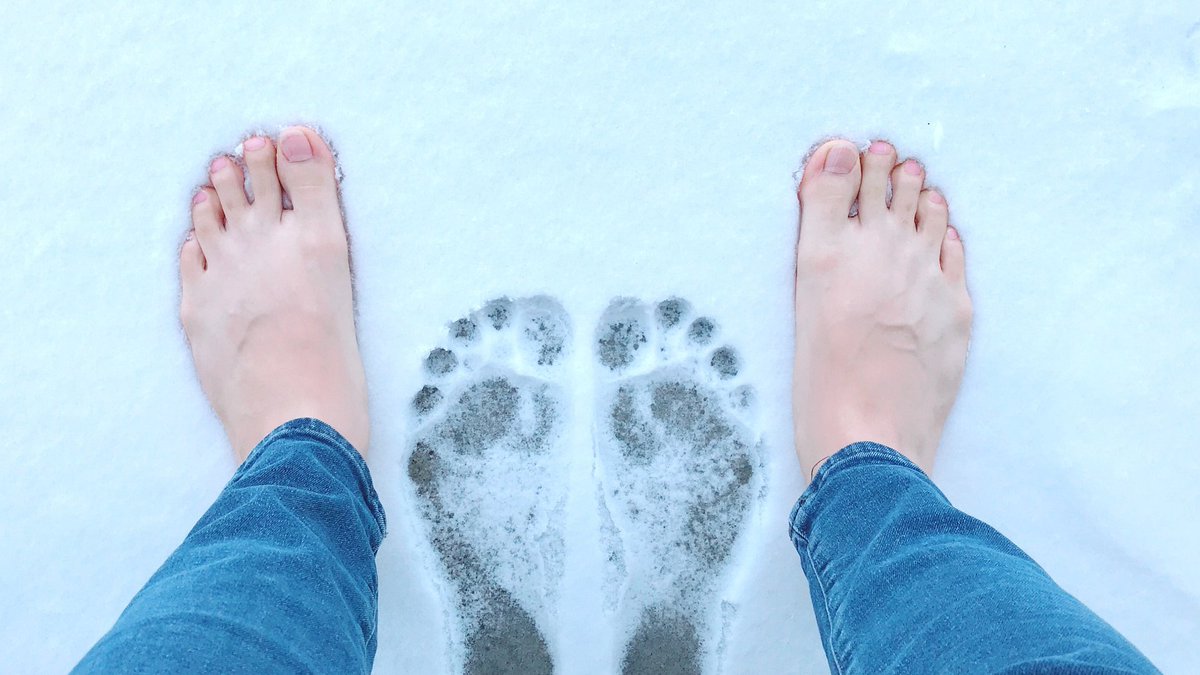 Ноги холодные сильные. Пятками по снегу. Следы на снегу. Ноги в снегу. След фотосессия.