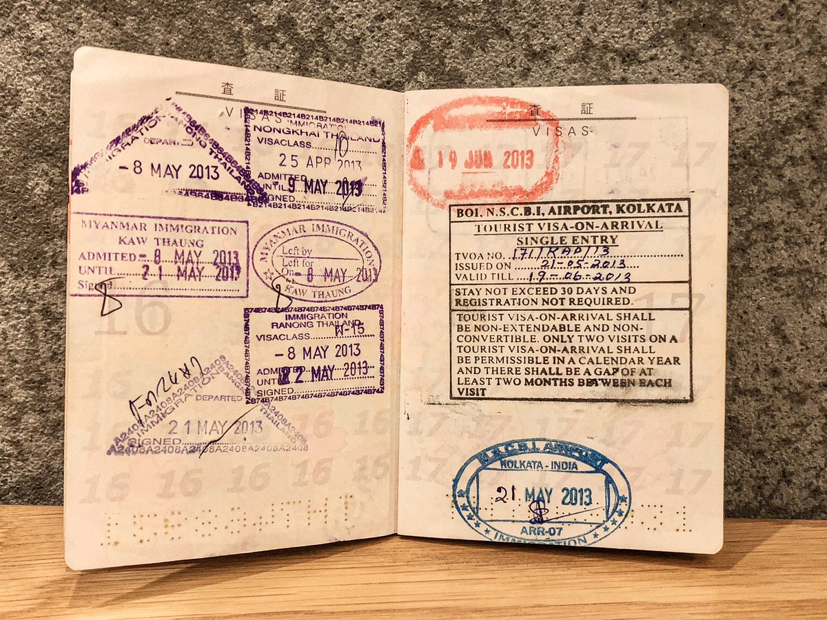 今日は【旅券の日】。

国数行きすぎてスタンプ押すとこなく、エグいくらいのパスポートになってる旅人も多いですが、私は割と「ここに押して??」とキレイに並べて押してもらうタイプの旅人でした?笑

「ぬぁぁんでそこにぃぃ!」ってときもあるけど。笑

みんなのお気に入りページありますか? 