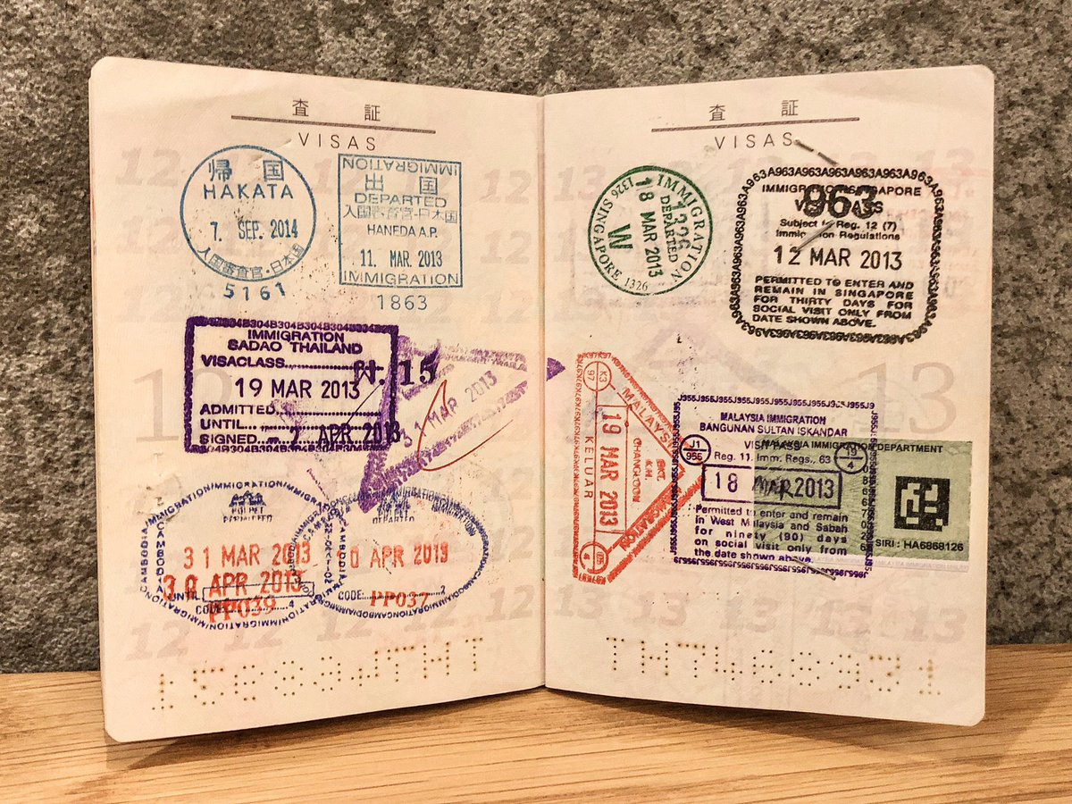 今日は【旅券の日】。

国数行きすぎてスタンプ押すとこなく、エグいくらいのパスポートになってる旅人も多いですが、私は割と「ここに押して??」とキレイに並べて押してもらうタイプの旅人でした?笑

「ぬぁぁんでそこにぃぃ!」ってときもあるけど。笑

みんなのお気に入りページありますか? 
