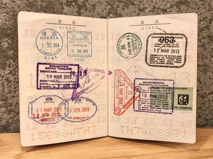 今日は【旅券の日】。

国数行きすぎてスタンプ押すとこなく、エグいくらいのパスポートになってる旅人も多いですが、私は割と「ここに押して??」とキレイに並べて押してもらうタイプの旅人でした?笑

「ぬぁぁんでそこにぃぃ!」ってときもあるけど。笑

みんなのお気に入りページありますか? 