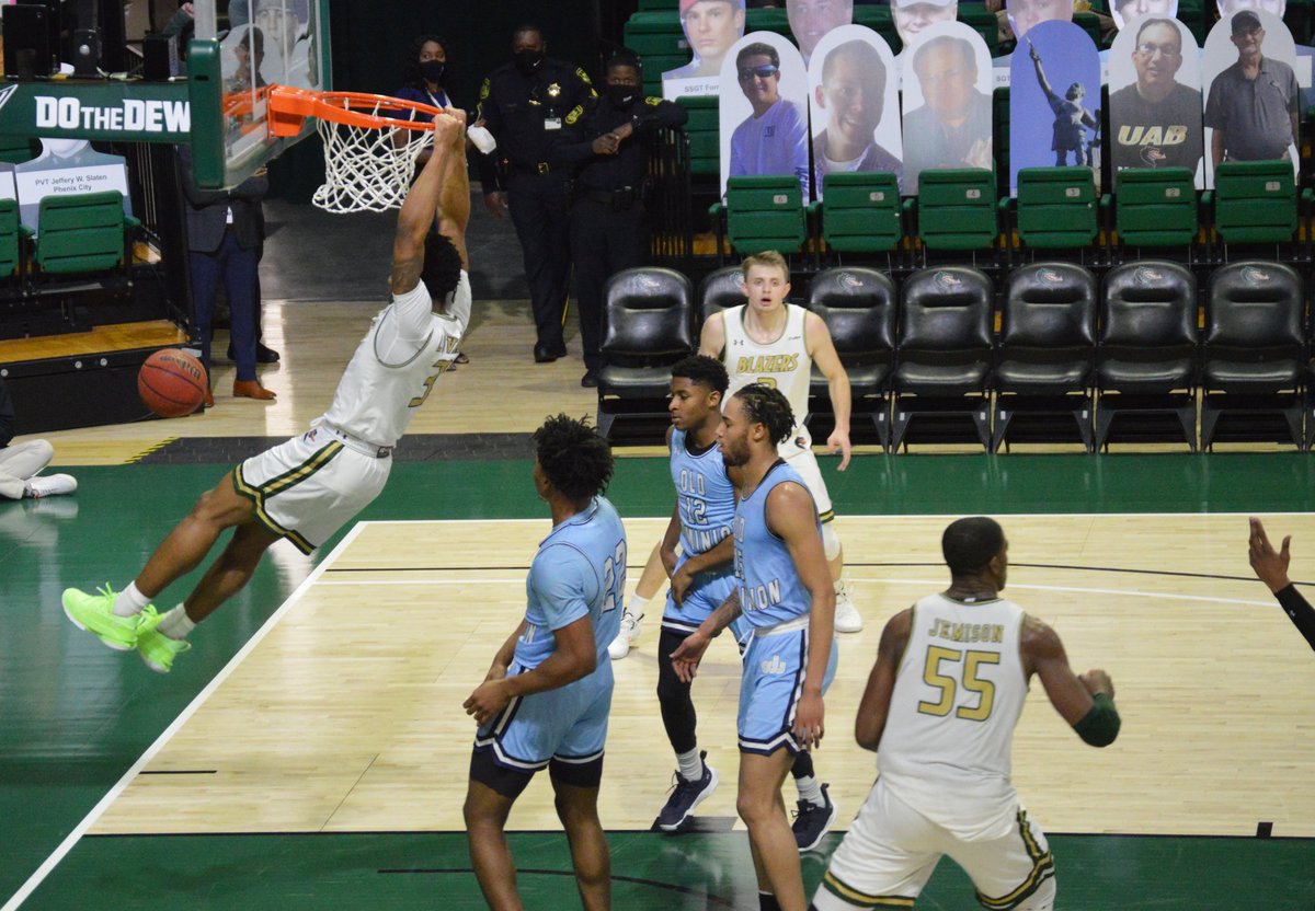 kaleidoscopeuab's tweet photo. Take a look at Tavin Lovan hanging from the rim as @UAB_MBB takes on Old Dominion.
#uab #winasone #uabmbb #blazers
.
(Photo by @wdnpersonality) https://t.co/Npswqbcr4H