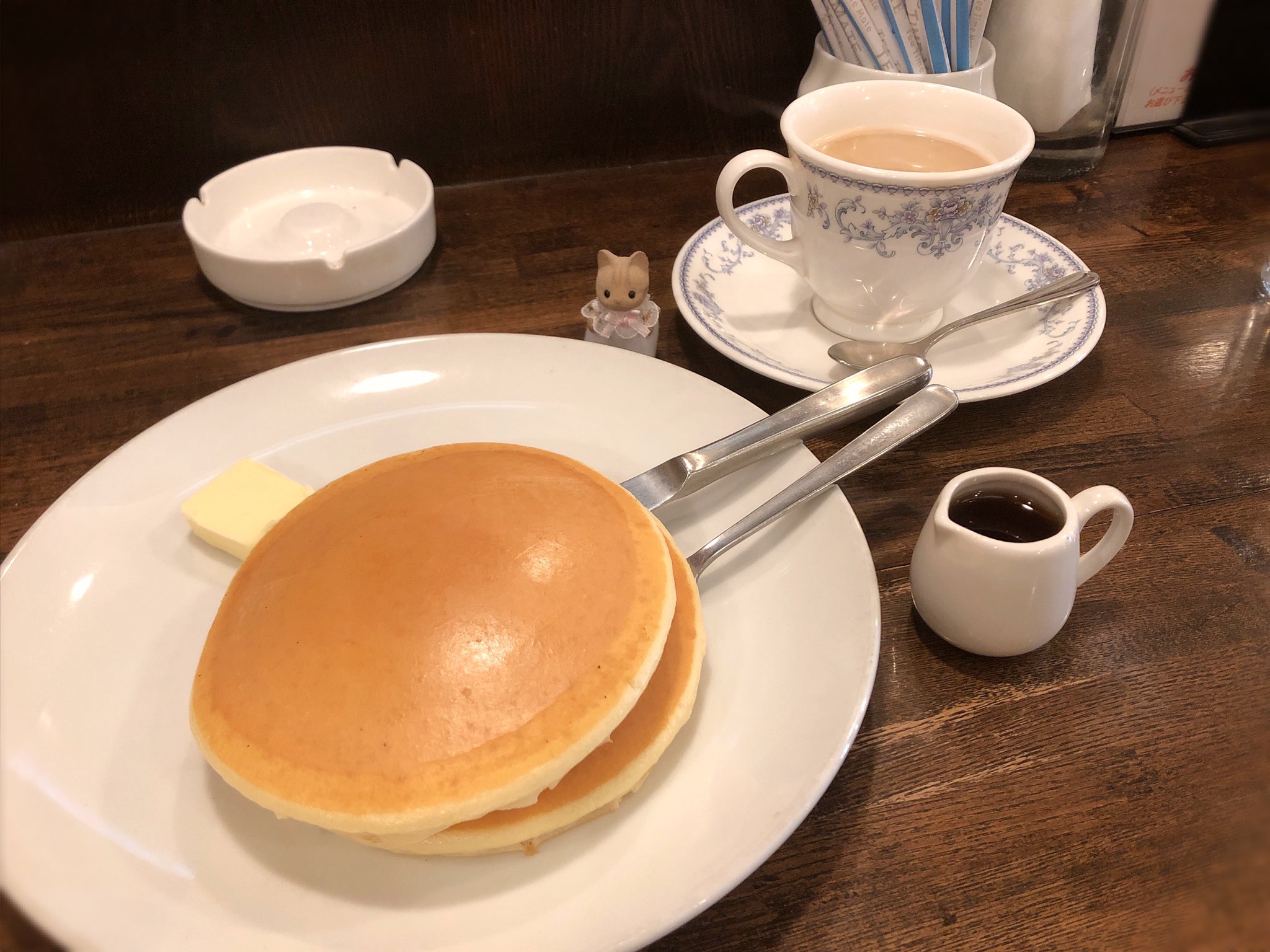 Chinpuchi りえ 4 11ドールショウ出展 朝ごはんにホットケーキを食べにきた 喫茶店のシンプルなのが好き 常連ぽいおじいちゃんが 新聞広げながらマスターとお喋りしてる雰囲気も好き シルバニアの赤ちゃん T Co Vofrti2wiq Twitter