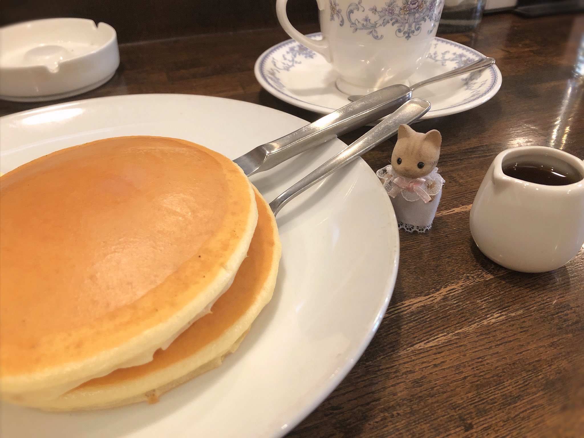Chinpuchi りえ 4 11ドールショウ出展 朝ごはんにホットケーキを食べにきた 喫茶店のシンプルなのが好き 常連ぽいおじいちゃんが 新聞広げながらマスターとお喋りしてる雰囲気も好き シルバニアの赤ちゃん T Co Vofrti2wiq Twitter
