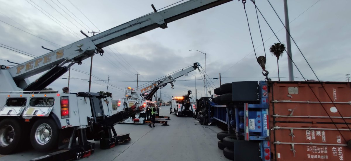 PepeTowing's tweet photo. Pepe's squad coming to the rescue for this rollover. πͺ πͺ πͺ Any guesses on how much it weighed?
#Hulk #BigFlipper #pepestow #pepestowing #millerindustries #peterbilt #rotator #heavydutytowing #Towlife #towing #losangeles https://t.co/poJq0sb2YX